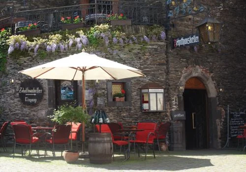 Außenplätze unter dem Sonnenschirm vor dem Zehnthaus