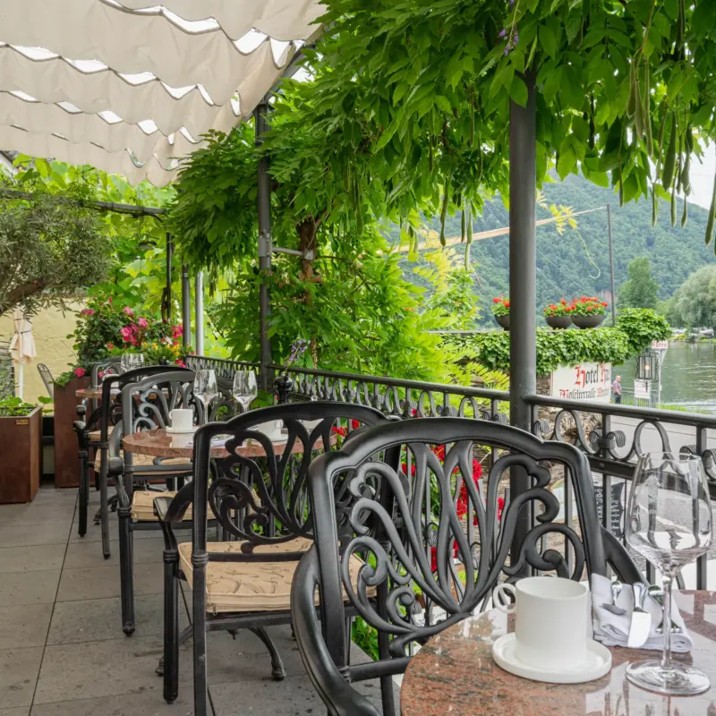 Terrasse unter grünem Blätterdach direkt an der Mosel