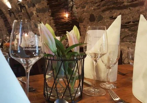 Gedeckter Tisch mit Weingläsern im Keller