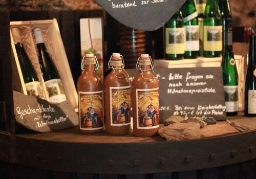 Weine und Geschenkkisten aus dem Zehnthauskeller